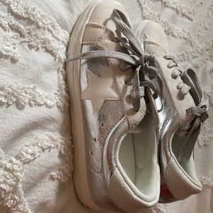 Lifestyle tennis shoe with silver stars